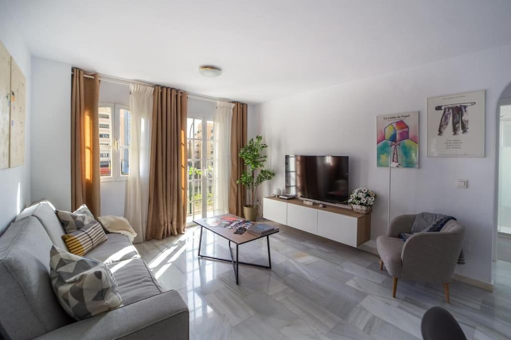 Central And Beautiful Apartment - Free Parking マラガ エクステリア 写真
