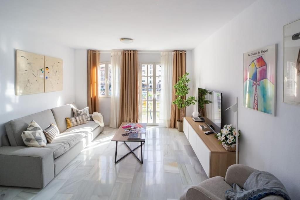Central And Beautiful Apartment - Free Parking マラガ エクステリア 写真