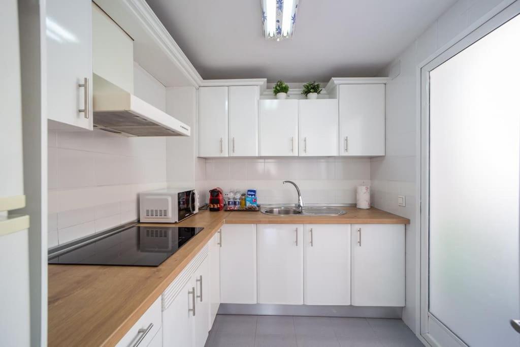 Central And Beautiful Apartment - Free Parking マラガ エクステリア 写真